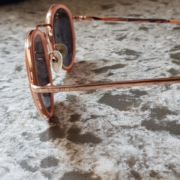 3 sunglasses, American Eagle, Guess and Quay - Picture 2 of 8